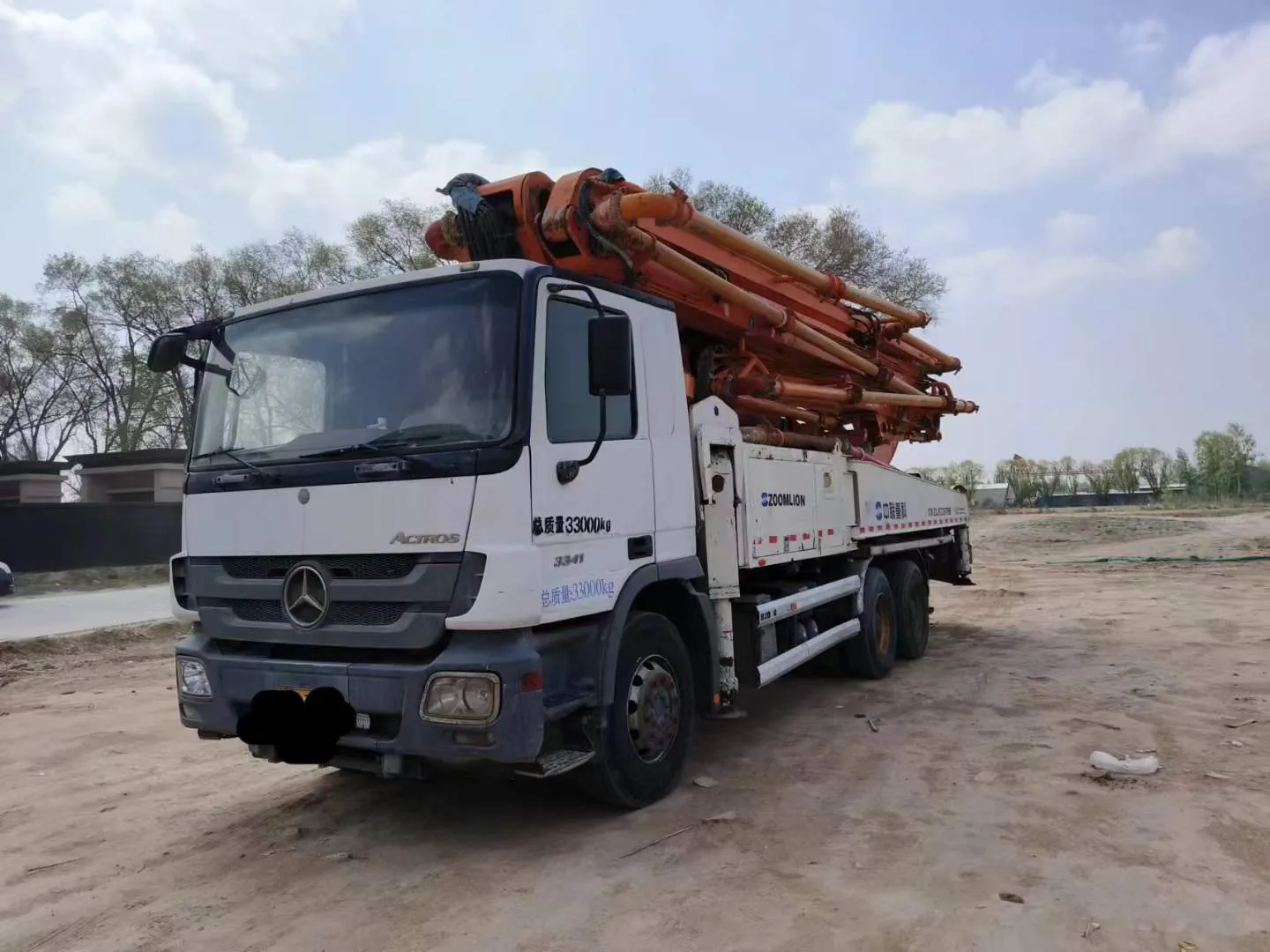 pompe à béton montée sur camion zoomlion-benz 49m 2013