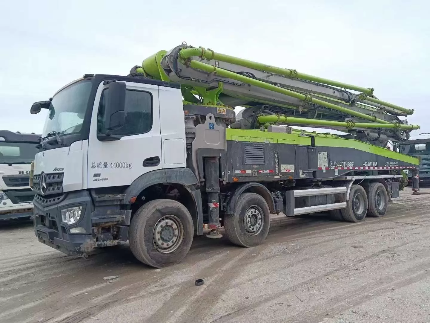 pompe à béton montée sur camion zoomilion-benz 56m 2021