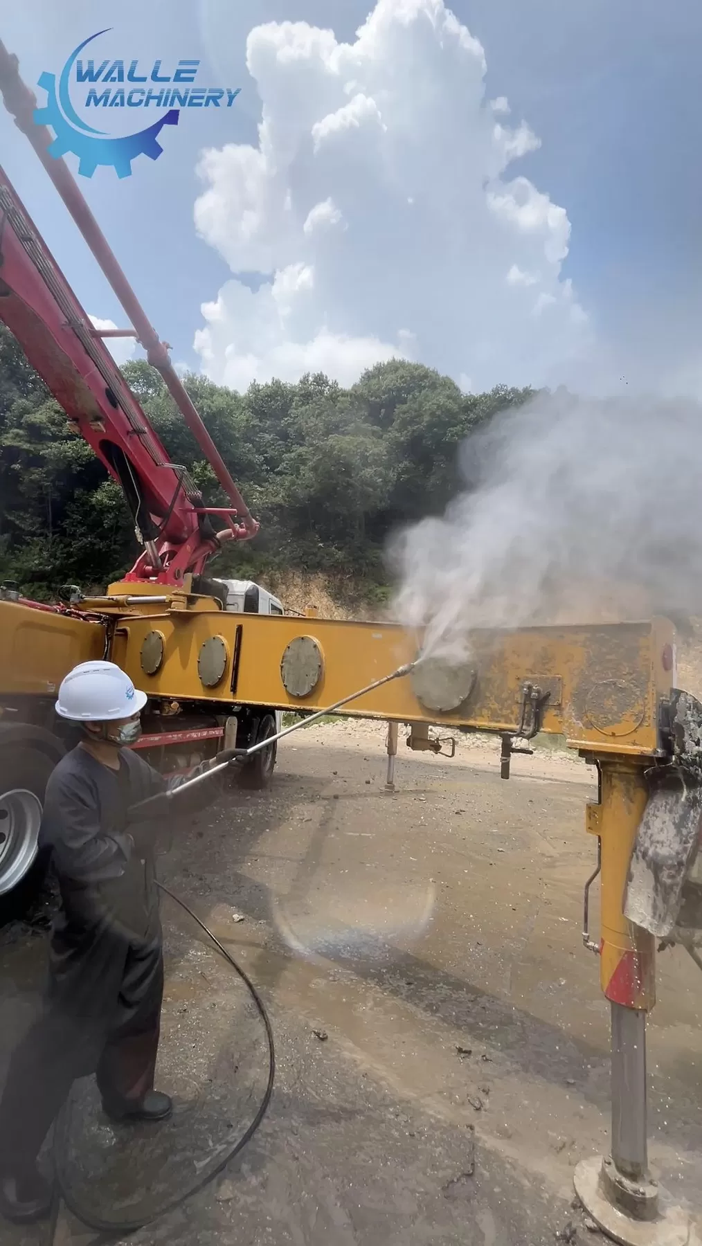 Our colleague is cleaning the concrete pump truck