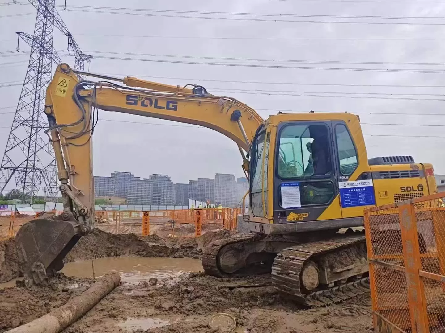 excavadora de orugas pequeña sdlg 135f 2019