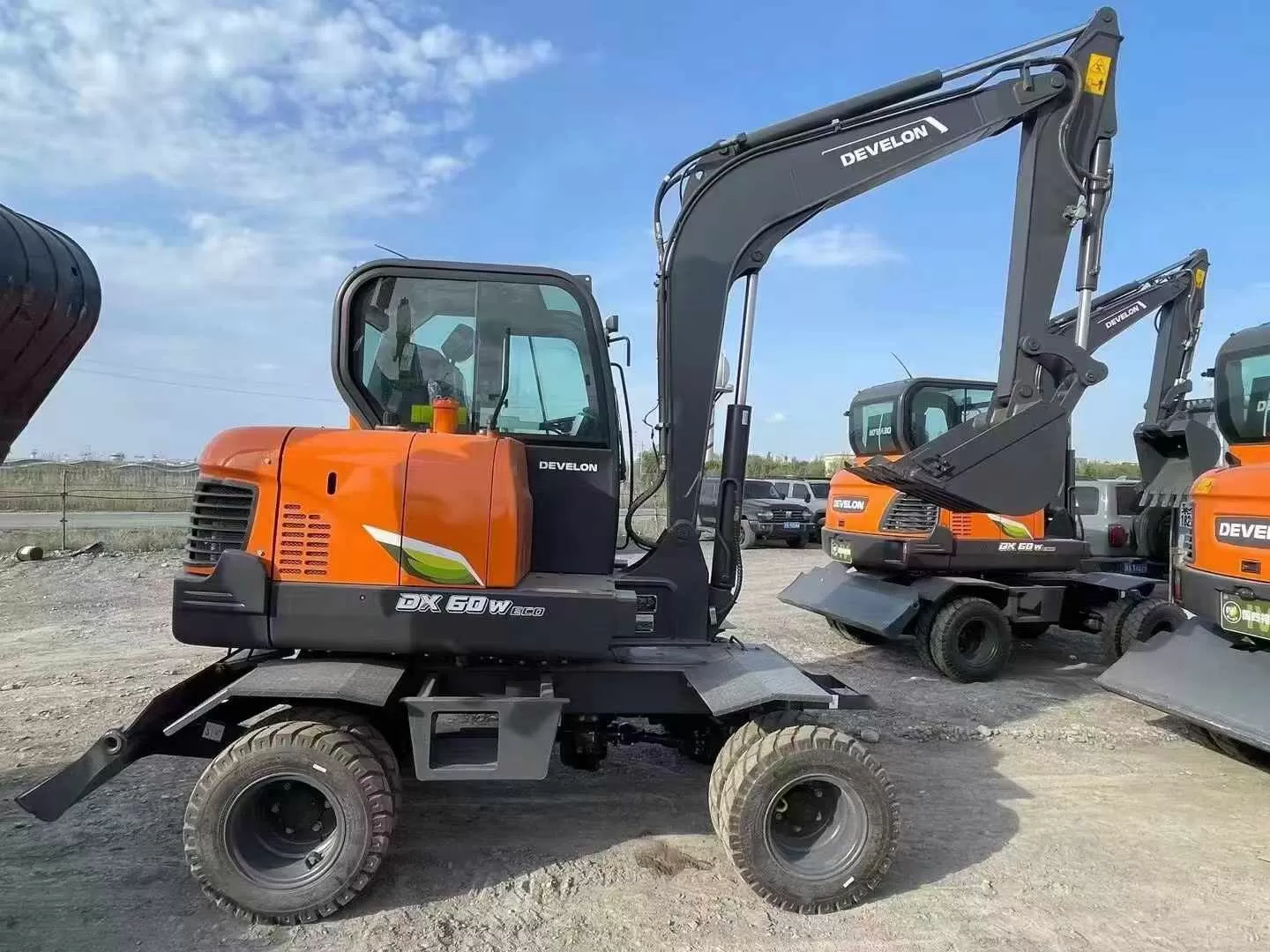 малый колесный экскаватор doosan мощностью 60 вт.