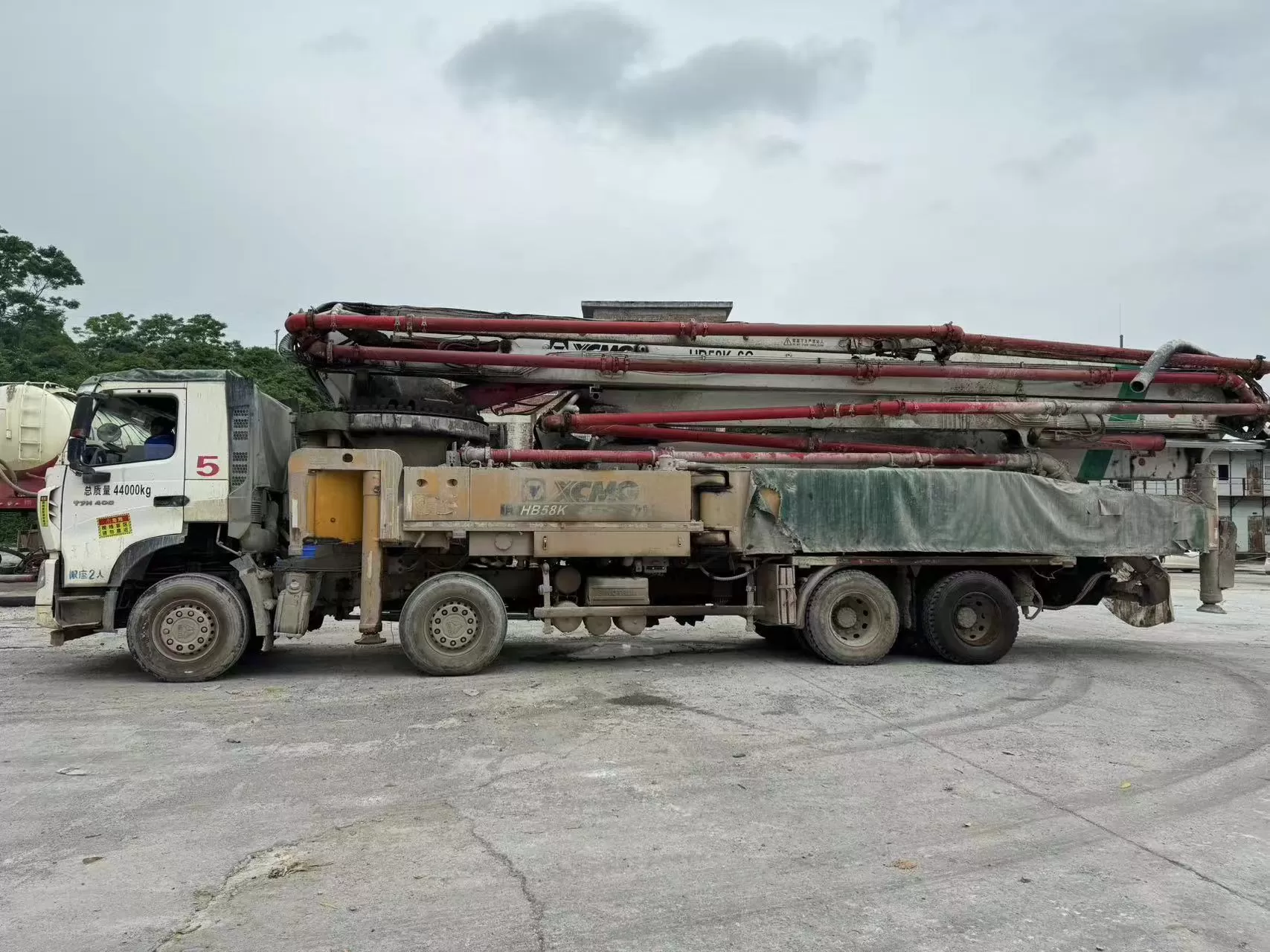 pompe à béton montée sur camion xcmg-howo 56m 2019