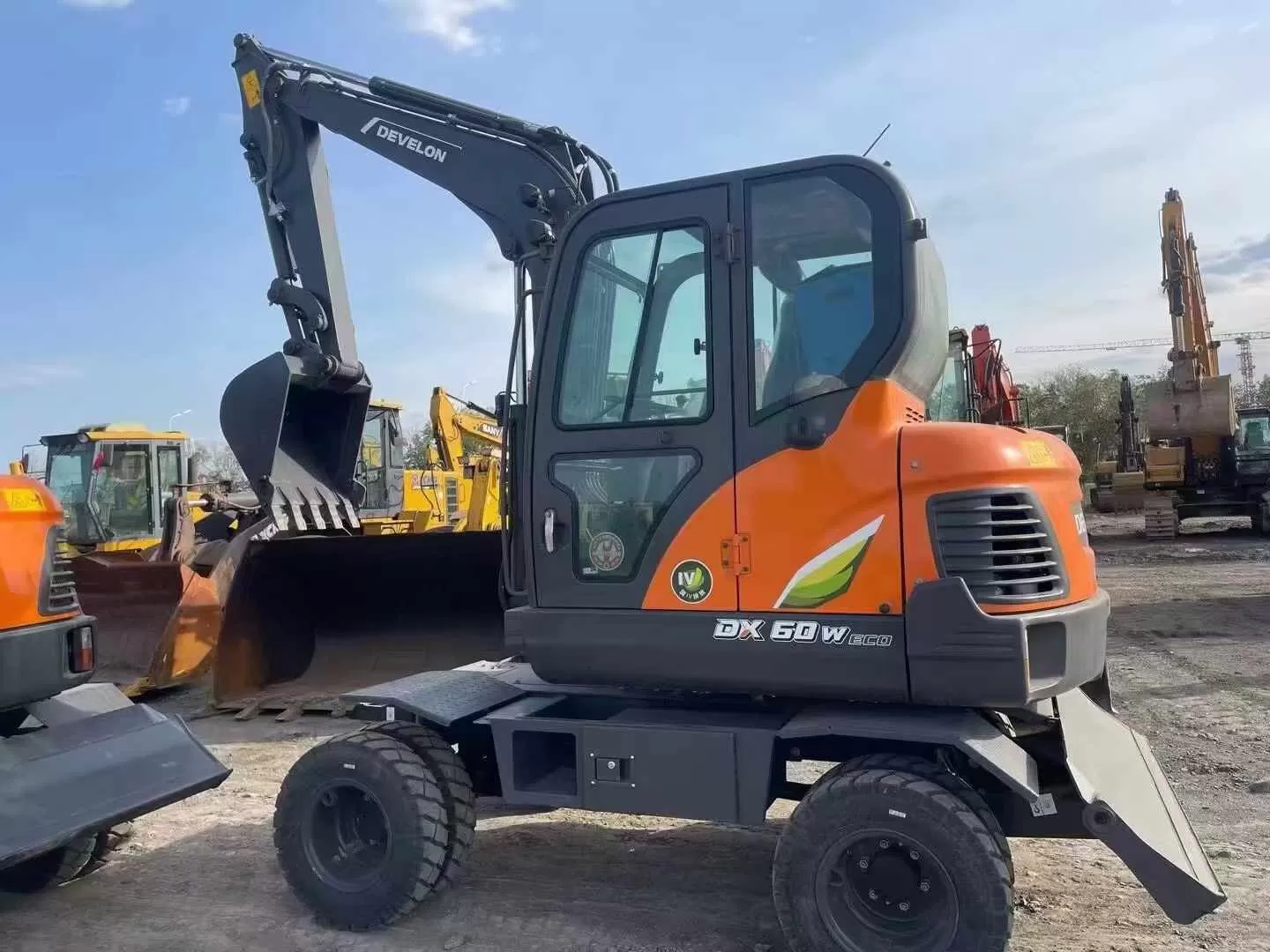 petite pelle sur pneus doosan 60w